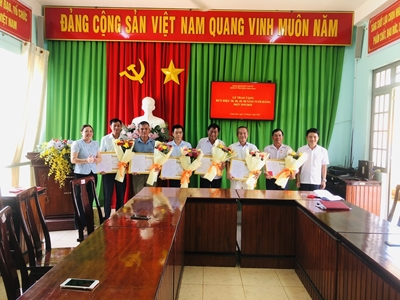 Đảng bộ Thị trấn Long Giao trao tặng huy hiệu Đảng đợt 19/5